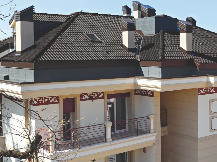 Casa con tegola nera